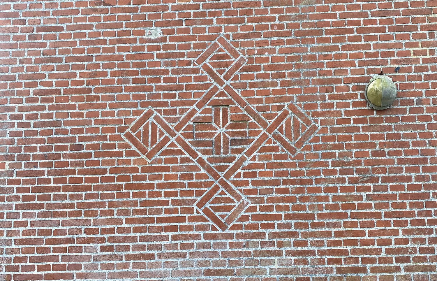 Det gamle mønster i facaden på Harrevig Forsamlingshus, som genopføres